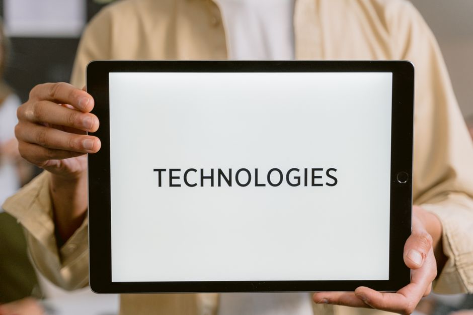 Osoba s tabletom na kojem se prikazuje riječ Technologies