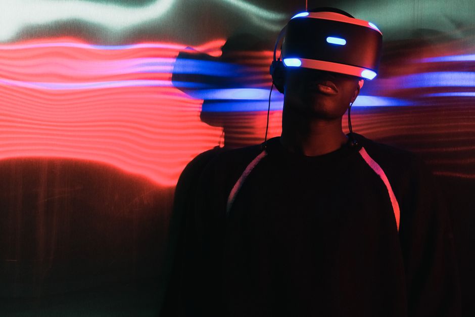 Osoba s VR naočalama u neonskom okruženju